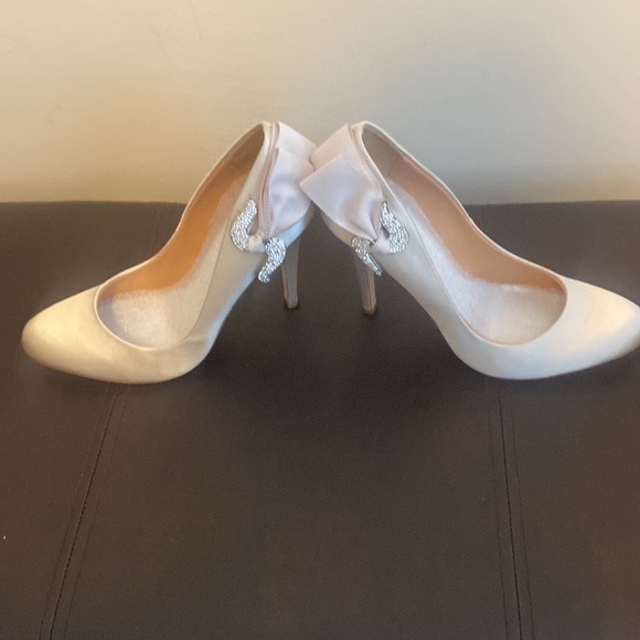 Badgley Mischka Women's Embellished Pointed Toe Pumps! - Picture 4 of 11